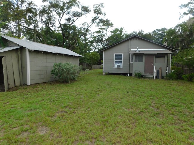 Building Photo - Charming 2 Bedroom!