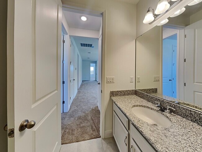 Building Photo - 15709 Vetta Dr