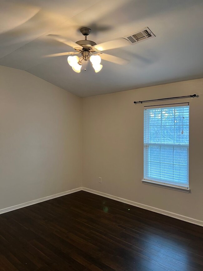 Building Photo - 2 Bedroom Townhome Close to Downtown Frank...