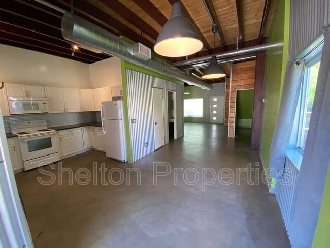 Building Photo - 2121 W Hayward Ave