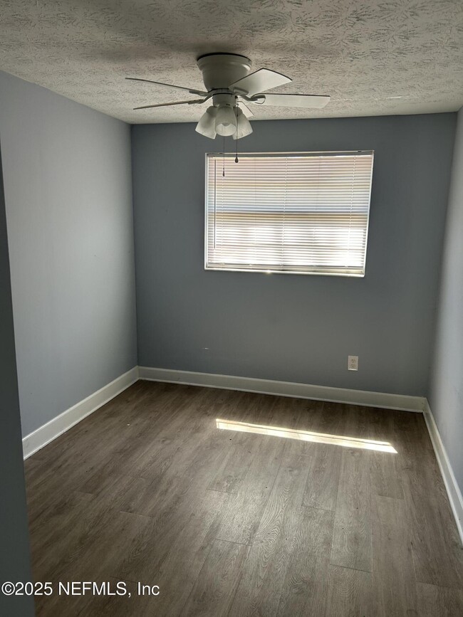 Building Photo - 2834 Goldenrod Cir E