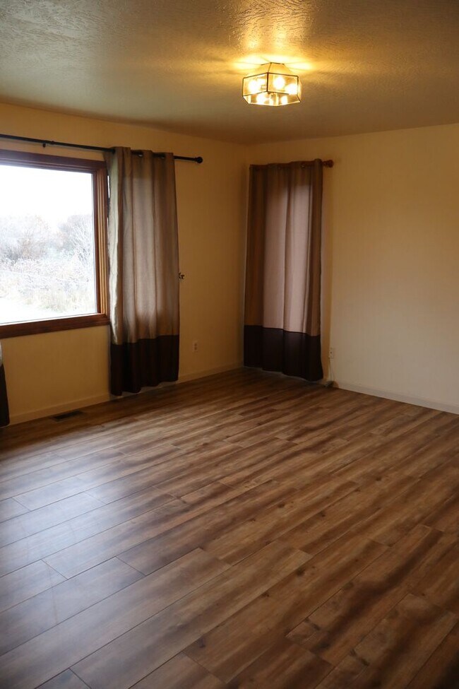Building Photo - Spacious Home with Large pet friendly yard