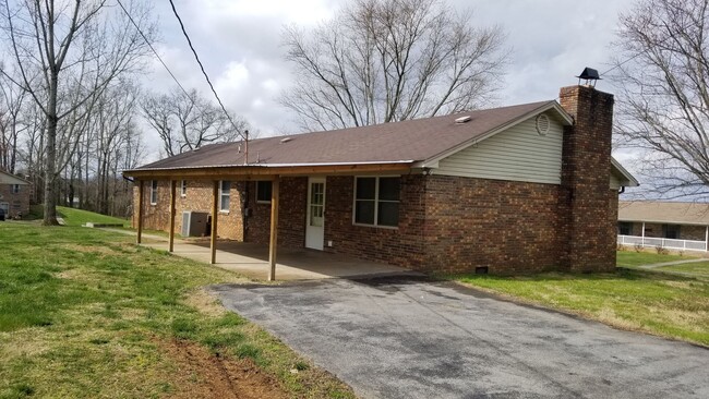 Building Photo - Large Brick Ranch near Cherokee Lake