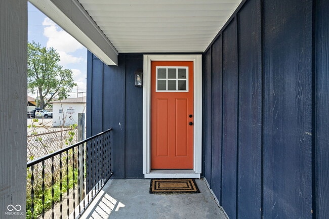 Building Photo - 413 E Caven St