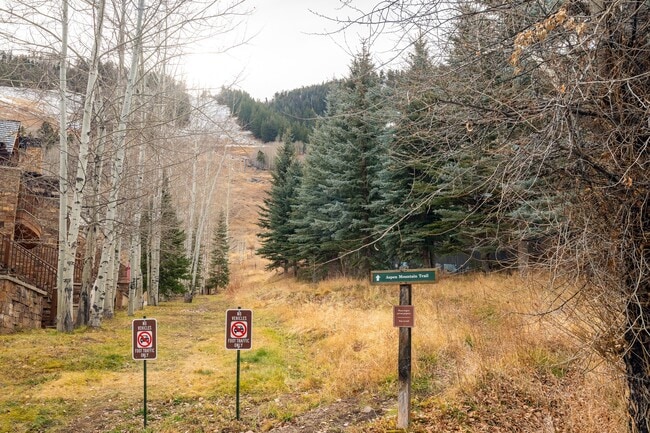 Building Photo - 700 S Monarch St