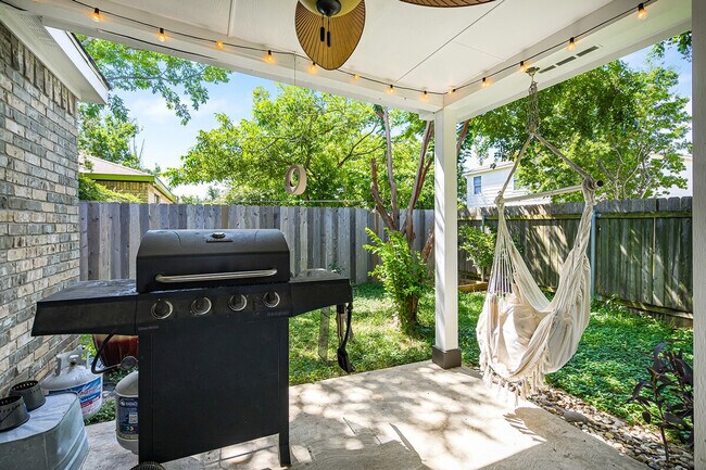 Building Photo - 904 Melted Candle Cove