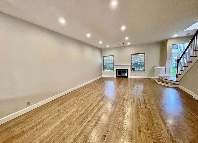 Building Photo - 959 La Mesa Terrace