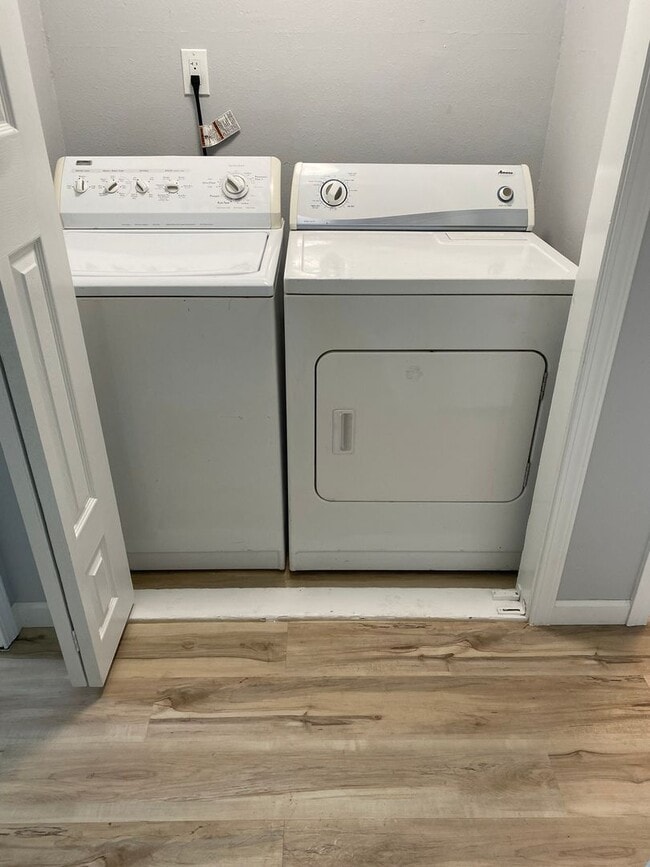 Building Photo - HSM01 ~ 1555/1565 Copping Street