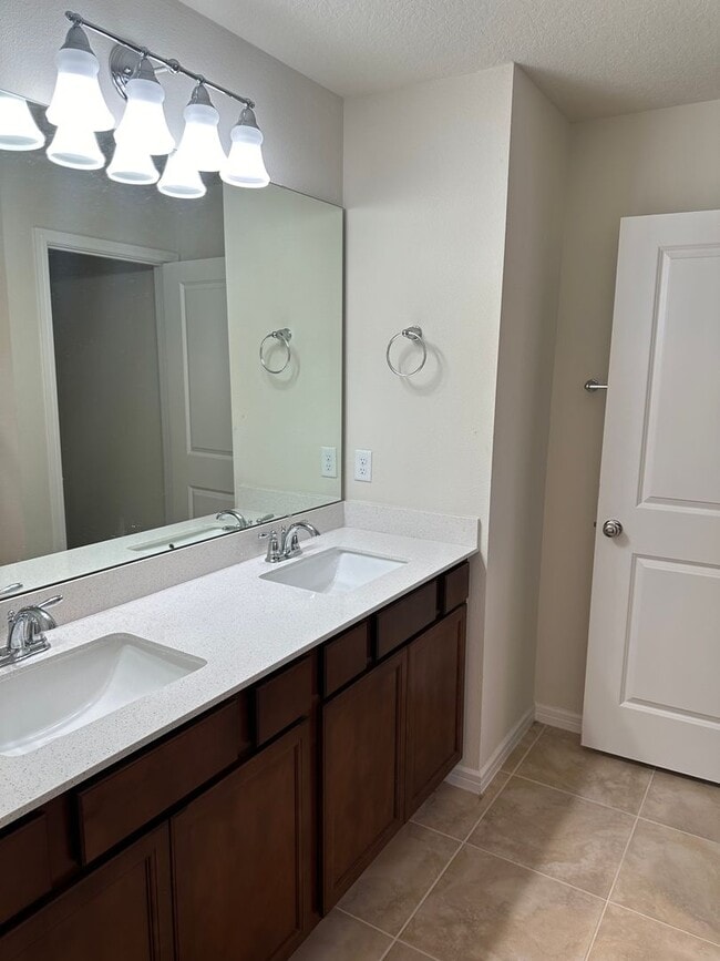 Building Photo - Isles of Lake Nona!! 3 Bedroom 2.5 Bathroom End Unit Townhome