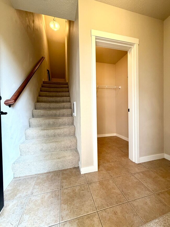 Building Photo - Sophisticated Beaverton Townhome with Mult...