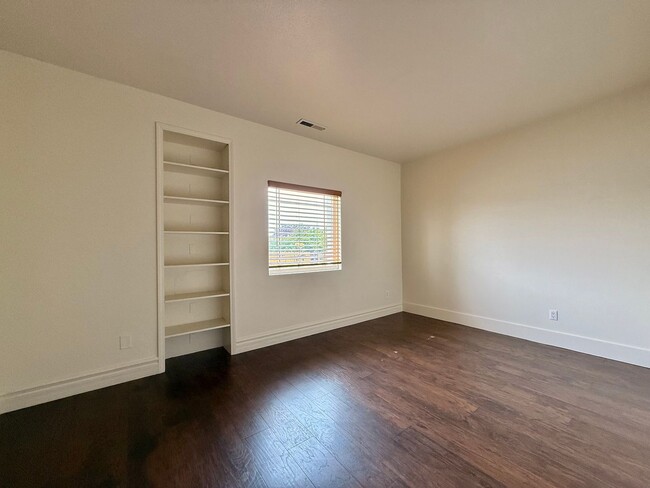 Building Photo - Large Hollister Home