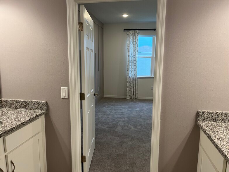 Building Photo - 1658 Blue Lagoon Cir