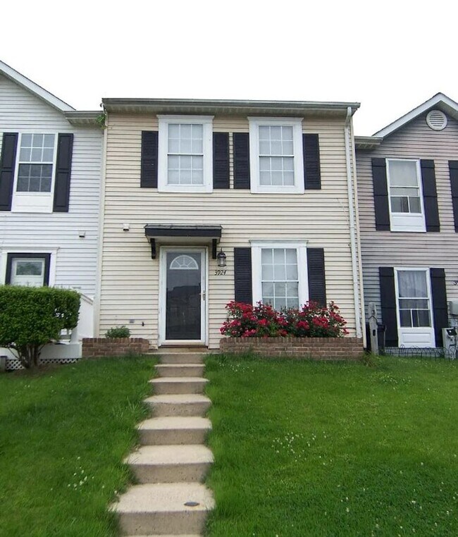 Building Photo - Middle River Townhome!