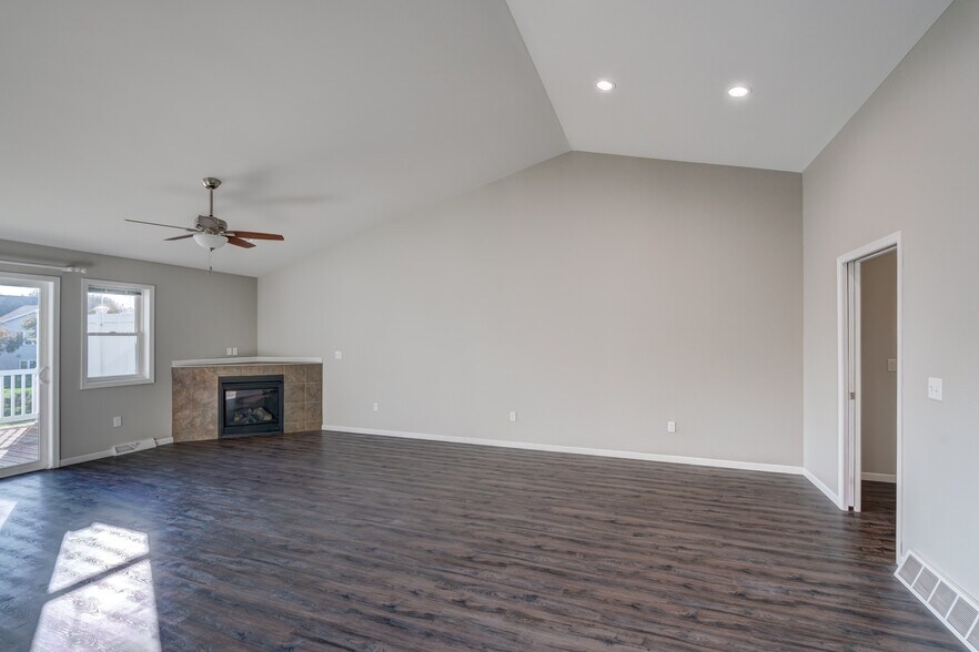 Living area with fireplace - 846 Thompson Drive