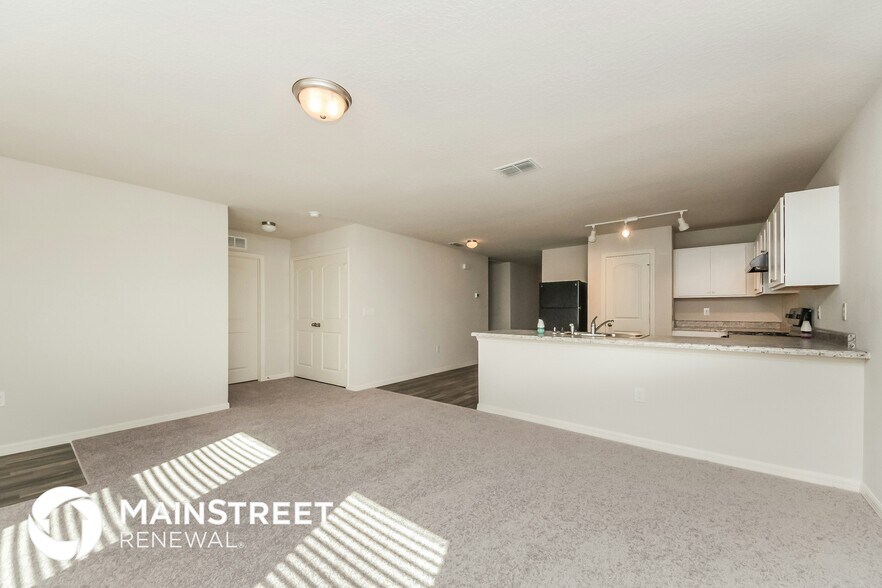 Building Photo - 230 Hyacinth Ct