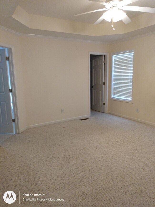 Building Photo - Lovely 3 bedroom home with bonus in a grea...