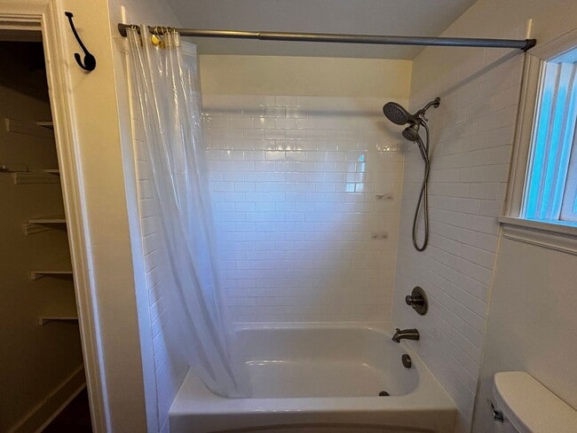 Building Photo - Charming duplex-style house in the heart of Green Lake and Tangletown