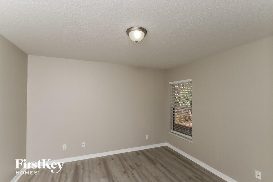 Building Photo - 606 Reading St SE