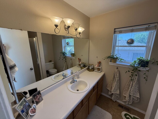 Building Photo - 739 Ponderosa Dr