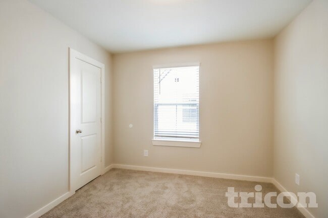 Building Photo - 9835 Willow Creek Commerce Dr