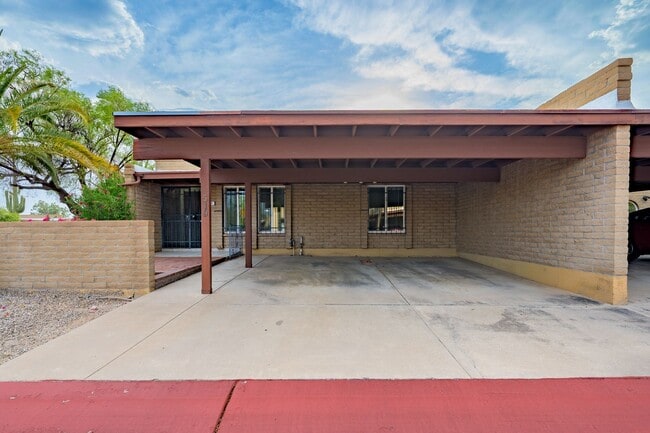 Building Photo - 510 W Cll Lago