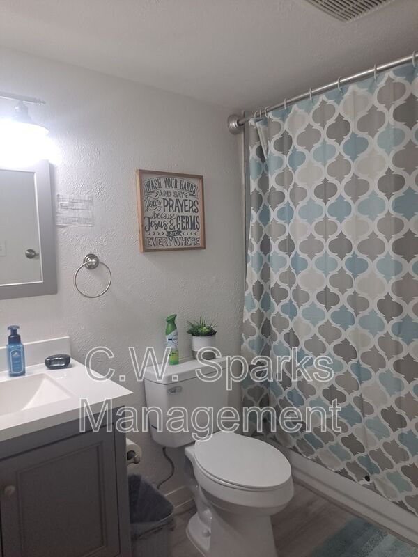 Building Photo - 627 Valley View Dr