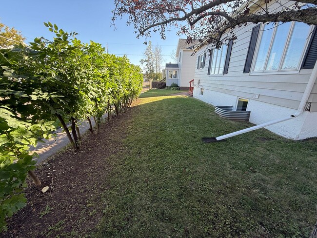 Building Photo - Duluth MN 3-Bedroom - 3-Bath Single Family Home with Garage