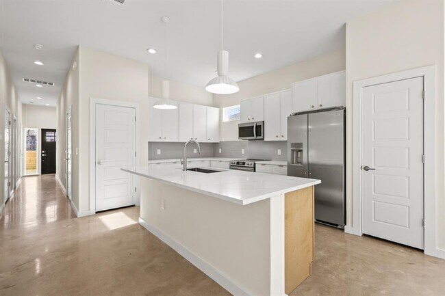 Building Photo - 4801 Sara Dr