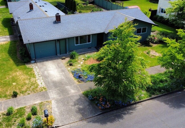 Building Photo - 3-Bedroom, 1-Bathroom Duplex Near Coburg Road