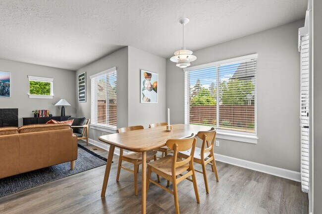 Building Photo - Beautiful SE Bend Home | Spacious Floorplan | Fenced Backyard | Near Parks & Trails