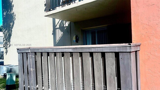 Building Photo - 10810 N Kendall Dr