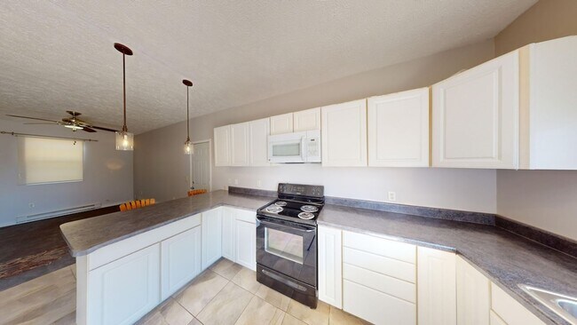 Building Photo - Beautiful county home, ranch with extra bu...