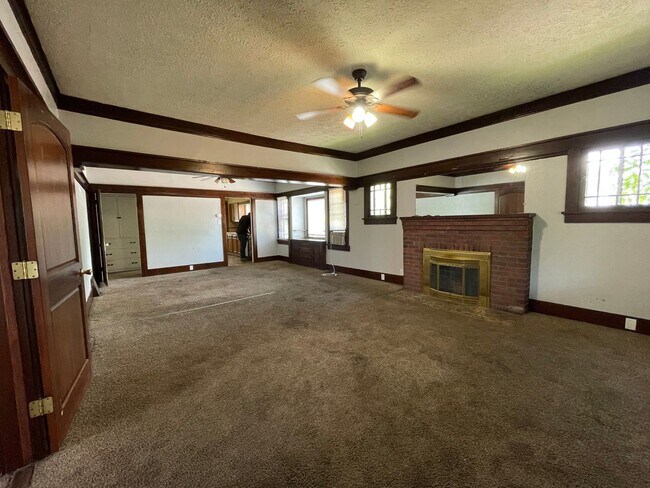 Primary Photo - AVAILABLE NOW!! Move-In Special! Half Off ...