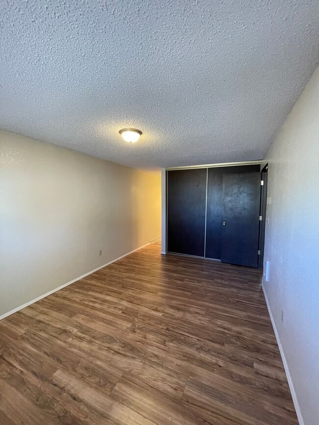 Building Photo - Hard to find 2 bdrm, 1.5 bath unit with wa...