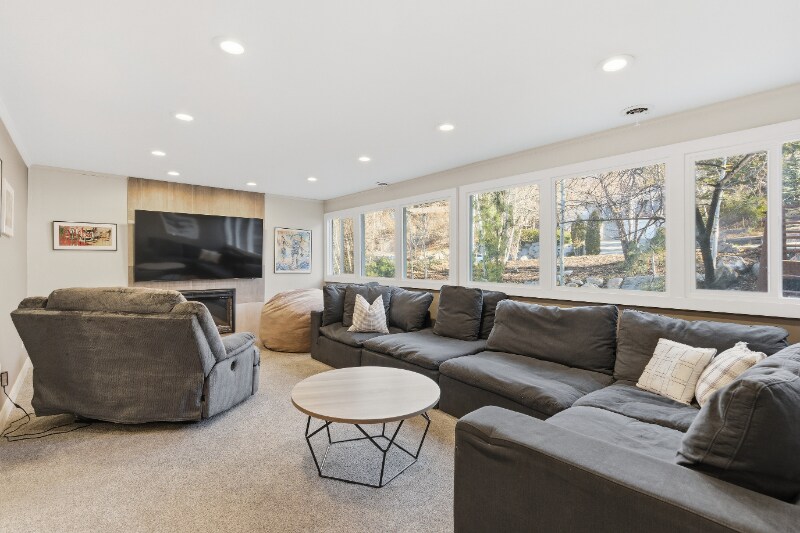 Building Photo - 8682 Alpen Cir