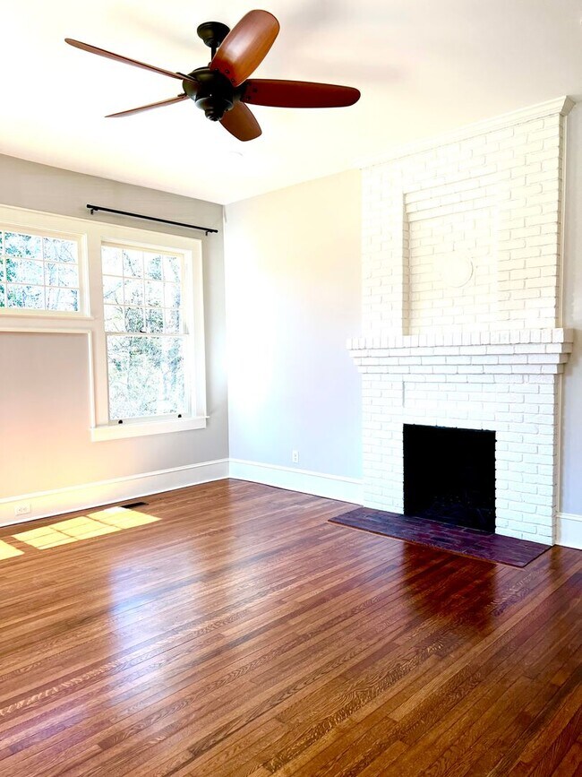 Building Photo - Historic Downtown Hendersonville! Beautifully restored 3 bedroom 2 bath home for rent