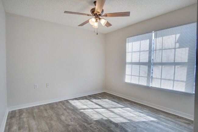 Building Photo - Move-In Ready Lakefront Home in Gulf Breeze