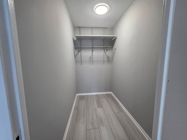 Building Photo - 6033 N Sheridan Rd