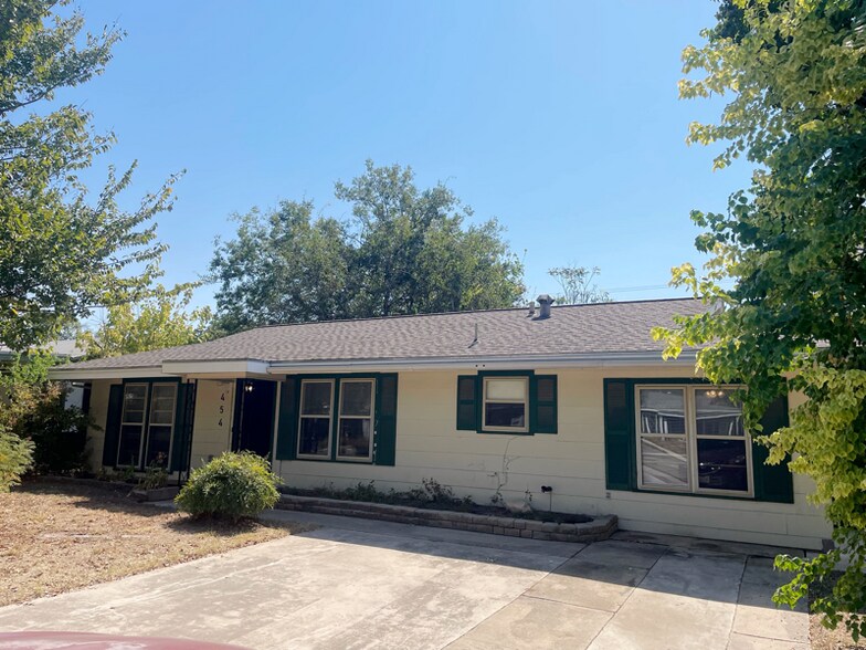 Building Photo - 454 Anton Dr