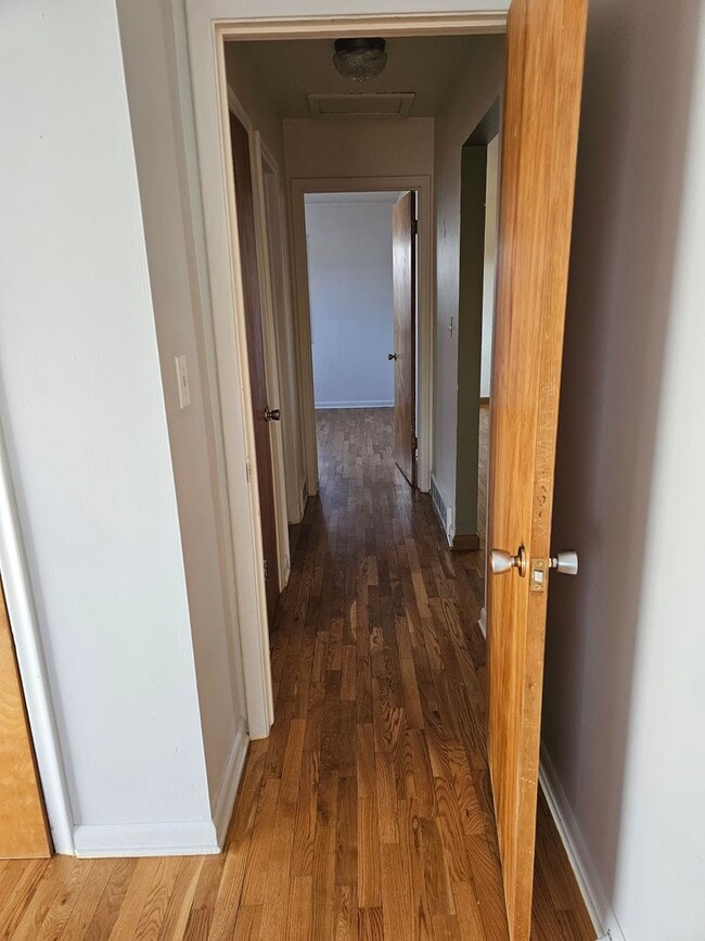 Building Photo - 909 Cale Ave