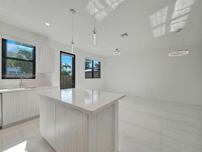 Building Photo - 10500 NW 78th Terrace