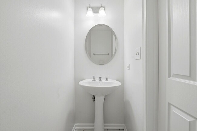 Building Photo - 1156 N Howe St