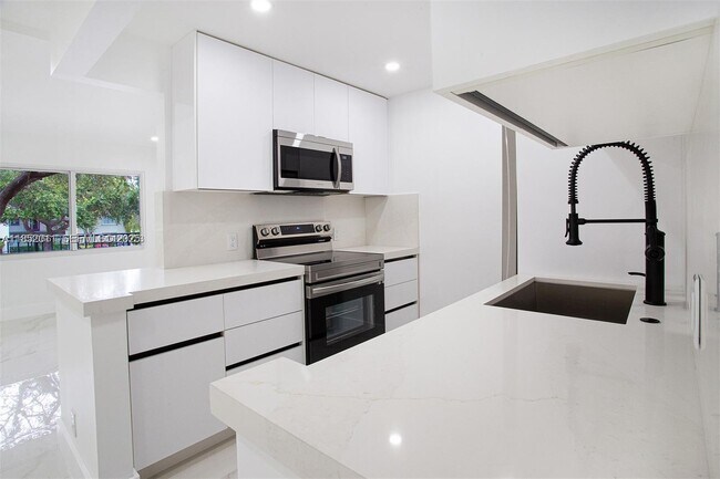 Building Photo - 13250 SW 7th Ct