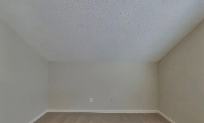 Building Photo - MOVE IN READY