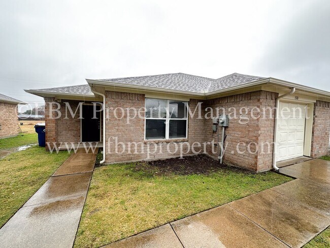 Building Photo - 1510 Drexel Drive - Charming 3 Bedroom, 2 Bathroom Brick Duplex in Waxahachie, TX!
