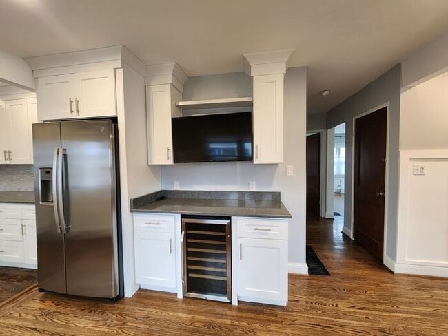 Building Photo - Beautiful and Spacious 3BR 2BA Home w/ Remodeled Kitchen • Patio & Fenced Yard in St. Matthews