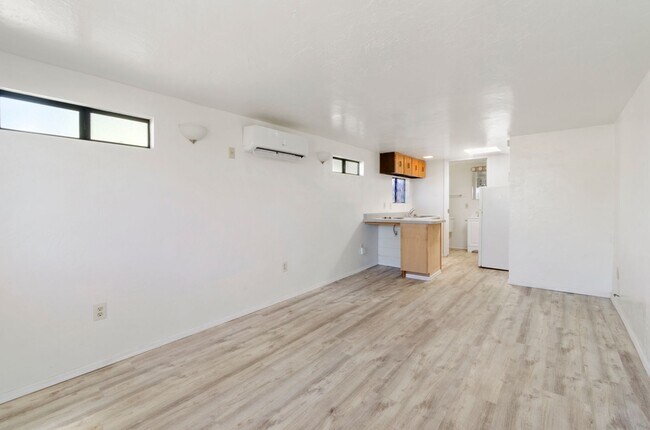 Building Photo - Charming Studio Unit - Near U of A Main Campus!