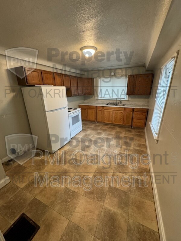 Building Photo - 906 Race Dr
