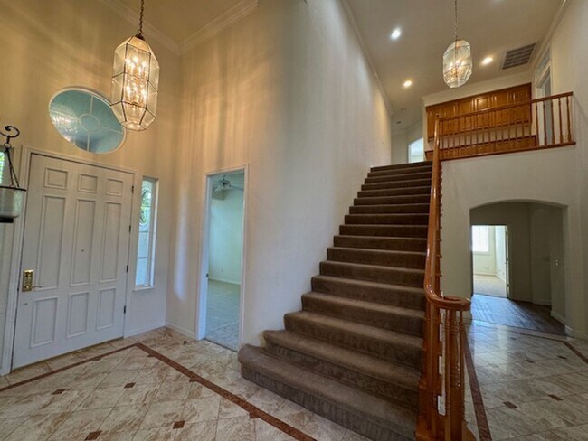 Building Photo - Gorgeous 5 bedroom + office, 4.5 bath Alam...