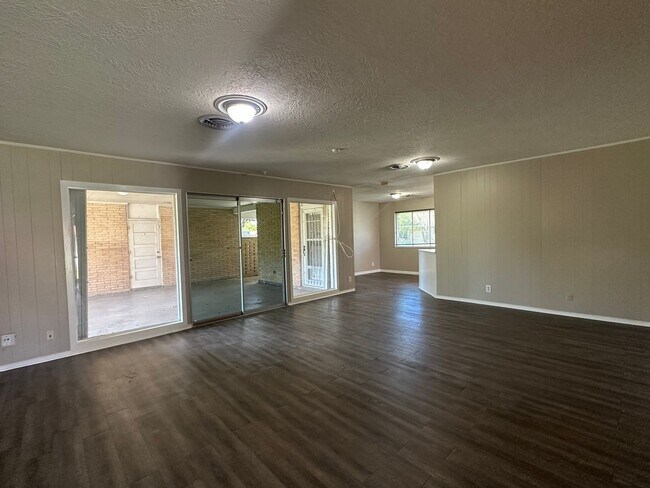 Building Photo - THREE BEDROOM TWO BATH HOUSE ON A CORNER LOT